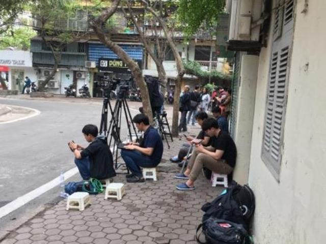 Những phóng viên quốc tế này đang tác nghiệp tại cổng trường Mẫu giáo Việt - Triều hữu nghị. Đi đến đâu, những "nam nhân" này cũng tỏ ra rất chuyên nghiệp và lịch thiệp.