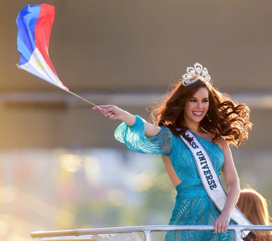 Bị rớt một mảnh vương miện trị giá cả tỉ đồng, Hoa hậu Catriona Gray vẫn bình tĩnh. Trước hết tạm thời quên đi việc phải giải trình với cơ quan tổ chức và các nhà chức trách về sự cố này, cô vẫn tự tin vẫy chào người hâm mộ, tươi cười có, khóc vì xúc động cũng có. Dang dieu hanh, Hoa hau Hoan vu lam vo vuong mien 6 ty dong hinh anh 7