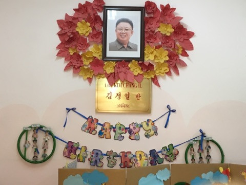 Lớp Kim Chang IL treo ảnh Chủ tịch Kim Chang IL một cách trang trọng