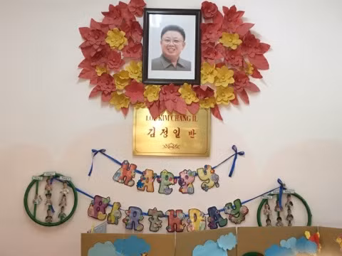 Lớp Kim Chang IL treo ảnh Chủ tịch Kim Chang IL một cách trang trọng