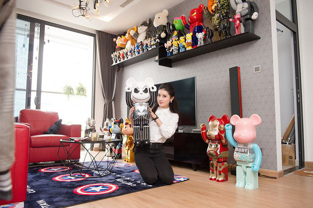 Không ngờ Á hậu Huyền My lại có sở thích sưu tập thứ này ảnh 2 Huyền My hào hứng khoe bộ sưu tập gấu bụng phệ (bearbrick) mà cô trưng bày trong phòng khách.