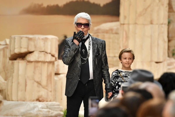 Lý do ít người biết vì sao nhà thiết kế huyền thoại Karl Lagerfeld cực kỳ ghét selfie