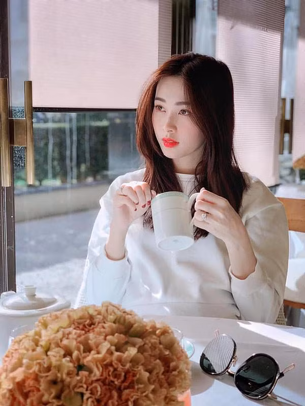 hoi tre dep "van nguoi me", hoa hau 9x thua nhan lam me bim sua luon "dau bu toc roi" - 9