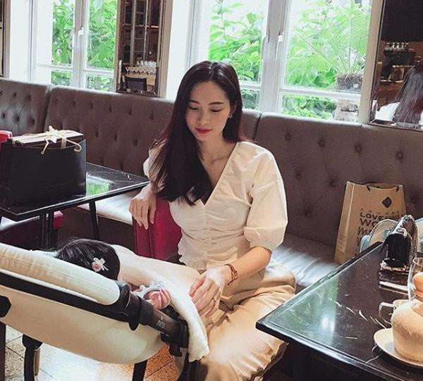 hoi tre dep &#34;van nguoi me&#34;, hoa hau 9x thua nhan lam me bim sua luon &#34;dau bu toc roi&#34; - 13