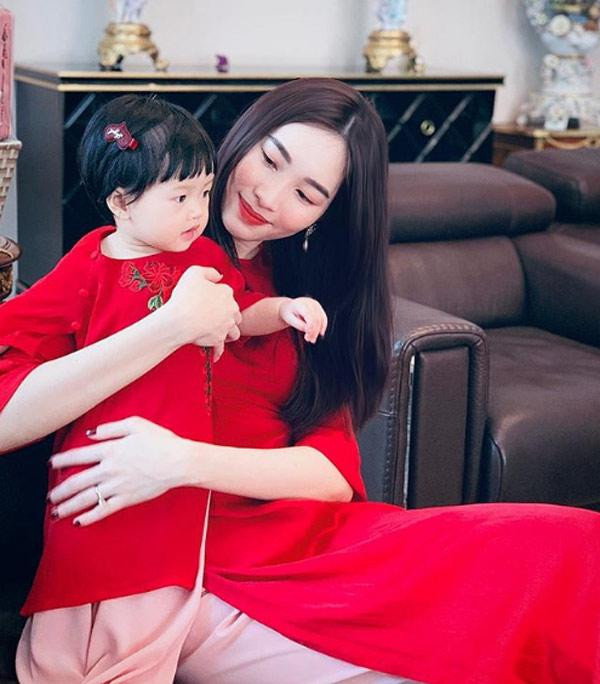 hoi tre dep &#34;van nguoi me&#34;, hoa hau 9x thua nhan lam me bim sua luon &#34;dau bu toc roi&#34; - 14