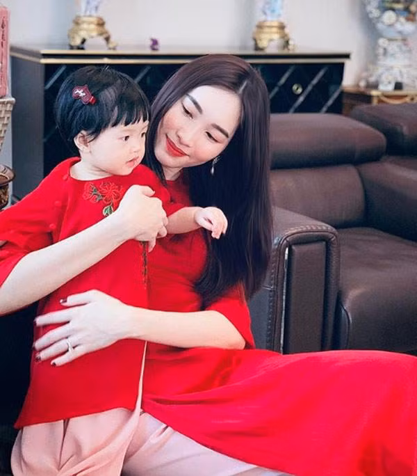 hoi tre dep "van nguoi me", hoa hau 9x thua nhan lam me bim sua luon "dau bu toc roi" - 14