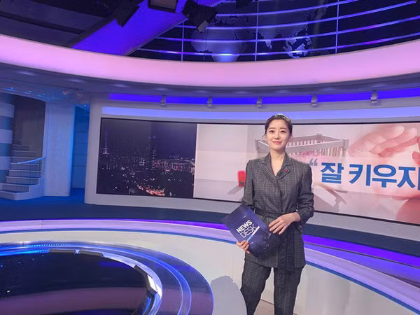 Hé lộ danh tính và những bất ngờ thú vị về nữ MC xinh đẹp tác nghiệp ngay trên nóc khách sạn Daewoo-4