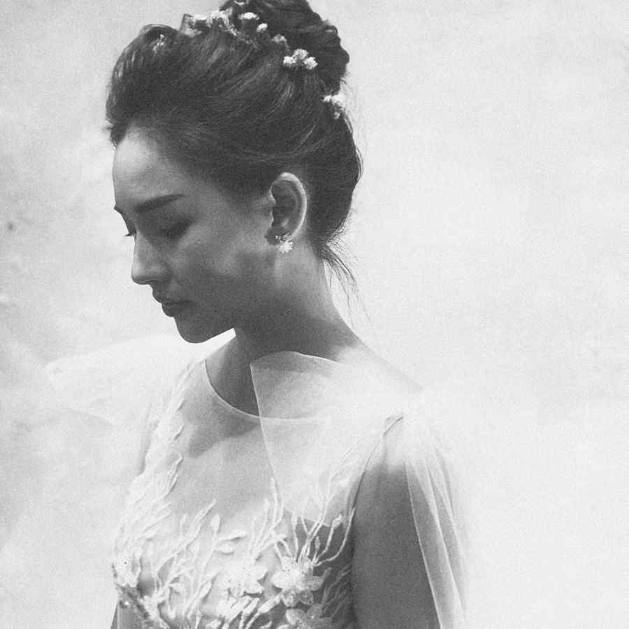 Thay vì hình ảnh nhẹ nhàng của cô gái xứ Huế, Kiều Oanh trở nên sexy, cuốn hút hơn. 