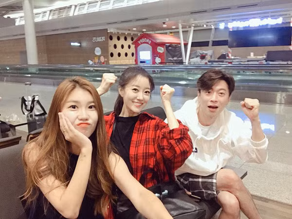 Hé lộ danh tính và những bất ngờ thú vị về nữ MC xinh đẹp tác nghiệp ngay trên nóc khách sạn Daewoo-6