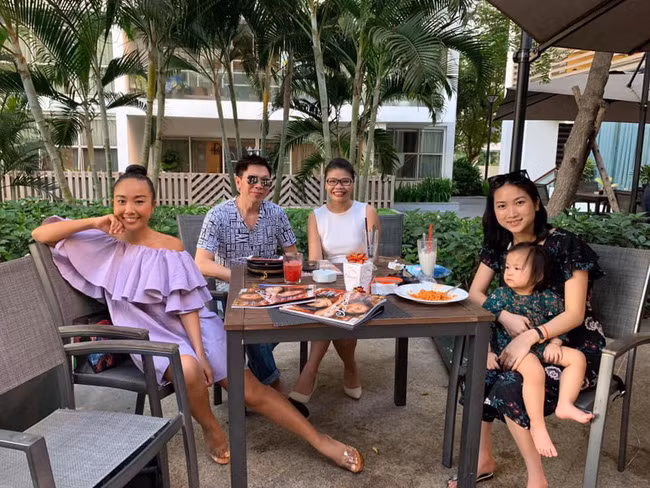 Lần đầu về Việt Nam, con gái Lam Trường bất ngờ bám dính lấy người đàn ông chứ không phải bố - Ảnh 4.