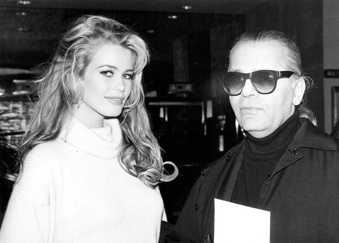 2. Claudia Schiffer. Huyền thoại tóc vàng của giới thời trang thế giới thập niên 1990 gọi Lagerfeld là thầy sau nhiều năm làm việc. Cô cũng sở hữu vô vàn mẫu thiết kế Chanel do Lagerfeld thực hiện. Nhan sac 10 nang tho xinh dep nhat cua