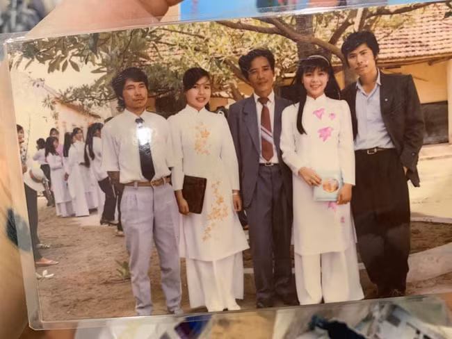 Cô nàng nhan sắc cực phẩm khoe ảnh mẹ năm 19 tuổi xinh như hoa hậu