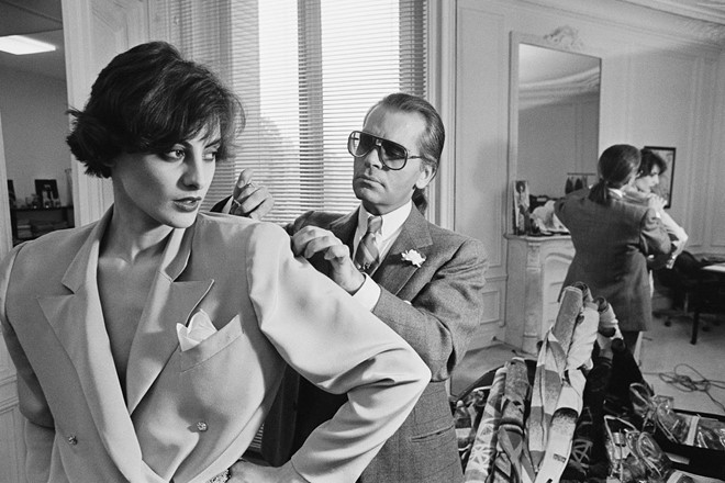 1. Ines De La Fressange. Ông hoàng thời trang Karl Lagerfeld (Tên khai sinh là Karl Otto Lagerfeldt), người vừa qua đời hôm 19/2 ở tuổi 85, có sự nghiệp trải dài gần 6 thập kỷ, từ thập niên 1960 đến nay. Ông bắt đầu hoạt động với nghệ danh Karl Lagerfeld từ năm 1974. Trong cuộc đời, ông có đến hàng trăm nàng thơ là những người mẫu, diễn viên, biểu tượng thời trang từ Pháp, Mỹ và nhiều nước khác. Trong đó, những nàng thơ đời đầu phải kể đến người mẫu Pháp Ines De La Fressange. Nhan sac 10 nang tho xinh dep nhat cua