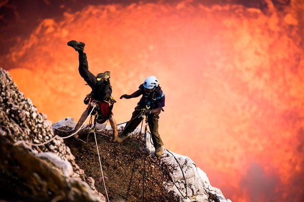 Chàng trai "trồng chuối", chụp ảnh trên miệng núi lửa 700 độ C ảnh 2 Chang trai