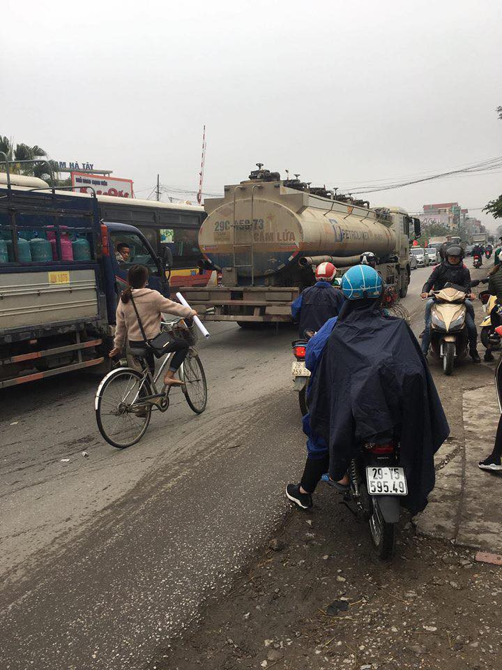 Chàng trai hoảng loạn, ôm chặt người yêu vì nghĩ rằng cô gái đã tử vong sau va chạm với container - Ảnh 3. Chàng trai hoảng loạn, ôm chặt người yêu vì nghĩ rằng cô gái đã tử vong sau va chạm với container - Ảnh 3.