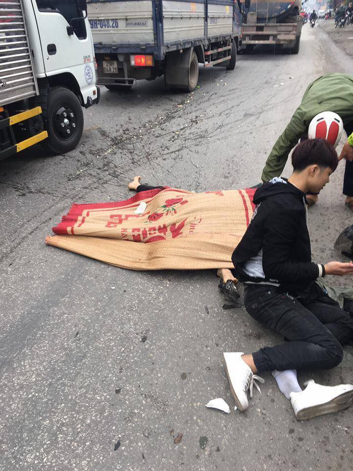 Chàng trai hoảng loạn, ôm chặt người yêu vì nghĩ rằng cô gái đã tử vong sau va chạm với container - Ảnh 1. Chàng trai hoảng loạn, ôm chặt người yêu vì nghĩ rằng cô gái đã tử vong sau va chạm với container - Ảnh 1.