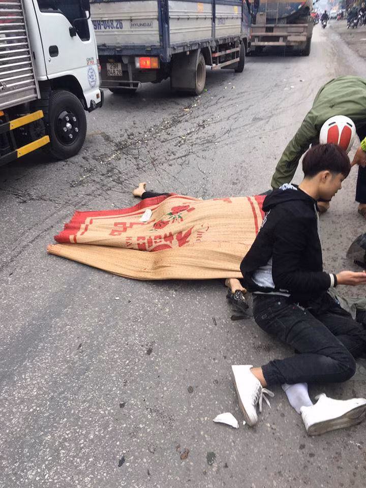 Chàng trai hoảng loạn, ôm chặt người yêu vì nghĩ rằng cô gái đã tử vong sau va chạm với container - Ảnh 1.