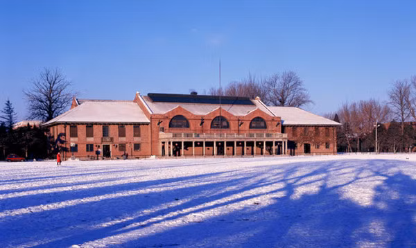 Đại học Thanh Hoa (Trung Quốc) vươn lên dẫn đầu sau khu vượt qua Đại học Quốc gia Singapore với số điểm 99,8/100.Ảnh: Du học Online