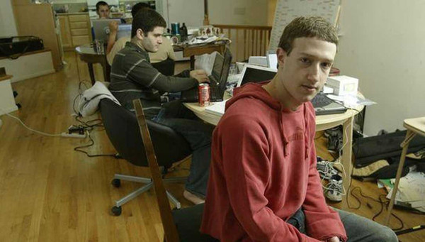 Hé lộ loạt ảnh thời "mài đũng quần" của ông chủ Facebook ảnh 3 Hé lộ loạt ảnh đầy bất ngờ thời mài đũng quần của ông chủ Facebook