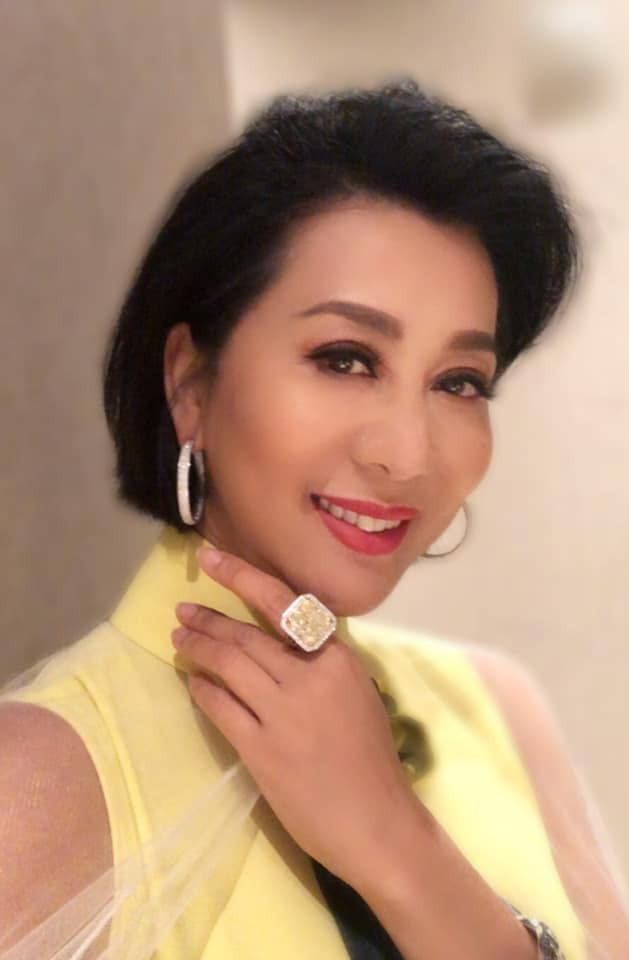 MC Kỳ Duyên khoe chiếc nhẫn đắt tiền làm dân mạng trầm trồ.