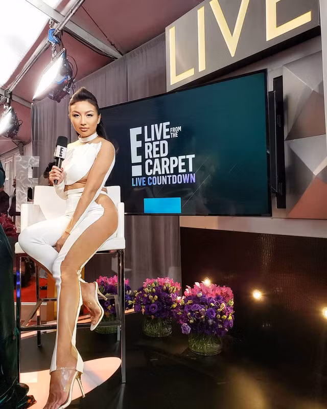 Jeannie dẫn thảm đỏ Grammy 2019 cho E! News.