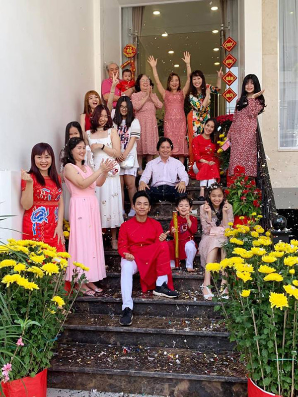 Phan Hiển lần đầu tiết lộ mối quan hệ giữa Khánh Thi và bố mẹ đẻ ảnh 2 Nữ kiện tướng Khánh Thi bên đại gia đình nhà chồng trong dịp Tết Nguyên đán vừa qua.