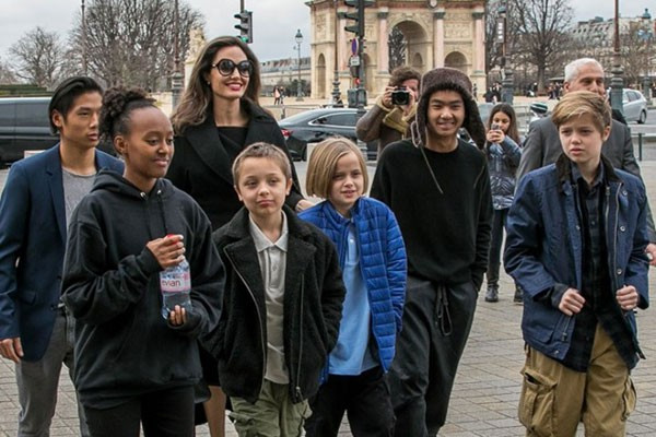 Khung cảnh hiếm hoi: Angelina Jolie đưa cả 6 đứa con đi dự sự kiện và dàn nhóc tỳ xưa kia giờ đã lớn lắm rồi! - Ảnh 12. Khung cảnh hiếm hoi: Angelina Jolie đưa cả 6 đứa con đi dự sự kiện và dàn nhóc tỳ xưa kia giờ đã lớn lắm rồi! - Ảnh 12.