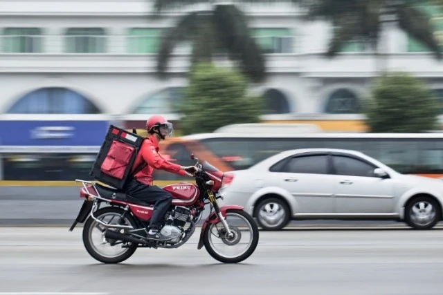 Trò làm shipper - thầy cô lo lắng