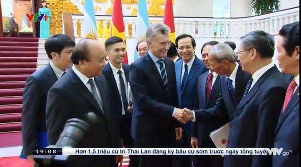 Dân mạng chao đảo "Hà Dĩ Thâm" phiên bản đời thực bên cạnh Tổng thống Argentina ảnh 1  Xuất hiện