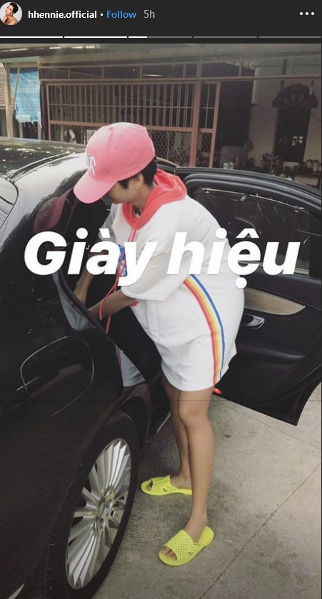 Đây là món "giày hiệu" Hoa hậu H"Hen Niê yêu nhất, giá chỉ 10.000 đồng ảnh 1 Sau tất cả, đây mới là món giầy hiệu mà Hoa hậu HHen Niê yêu nhất với giá chỉ 10.000 đồng-1