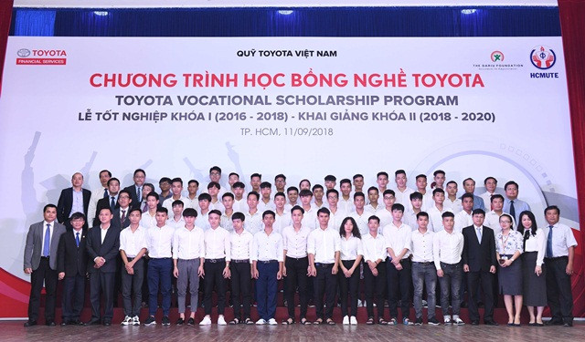 24 sinh viên khóa đầu tiên chương trình " Học bổng Dạy nghề Toyota" chụp hình kỉ niệm