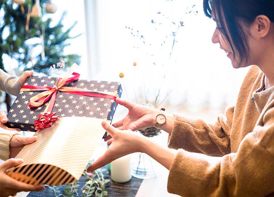 Đừng tò mò về giá hoặc hóa đơn của món quà bạn nhận được từ người thân hoặc bạn bè. (Ảnh: ITN).