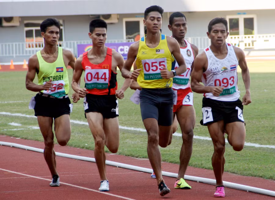 Dương Văn Thái (số đeo 044) cũng chỉ giành được huy chương đồng ở nội dung 800m tại 19th ASEAN University Games.