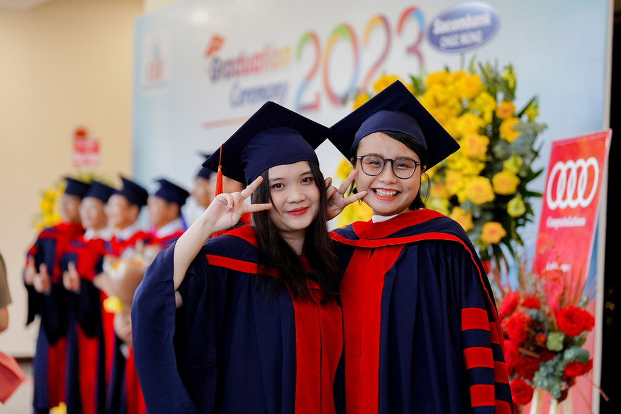 Nụ cười hạnh phúc của các tân cử nhân UEF trong ngày tốt nghiệp. Nụ cười hạnh phúc của các tân cử nhân UEF trong ngày tốt nghiệp.