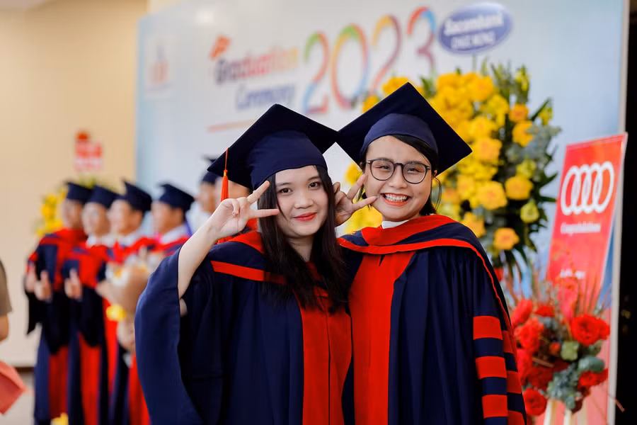 Nụ cười hạnh phúc của các tân cử nhân UEF trong ngày tốt nghiệp.