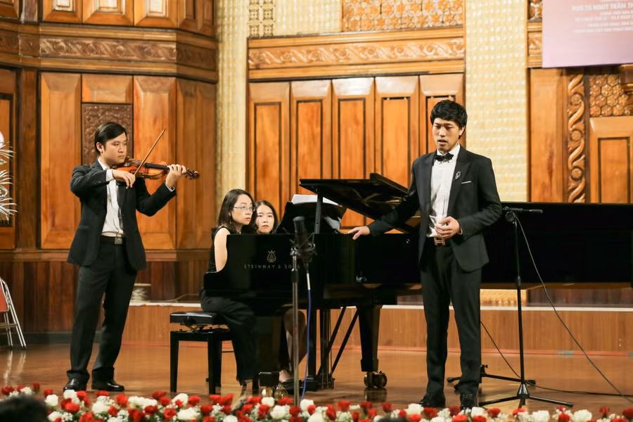 Những kí ức bên giảng đường với các nhạc cụ quen thuộc như cây đàn piano, vĩ cầm... là một phần không thể quên trong thời sinh viên của tác giả. Ảnh: Nhân vật cung cấp.