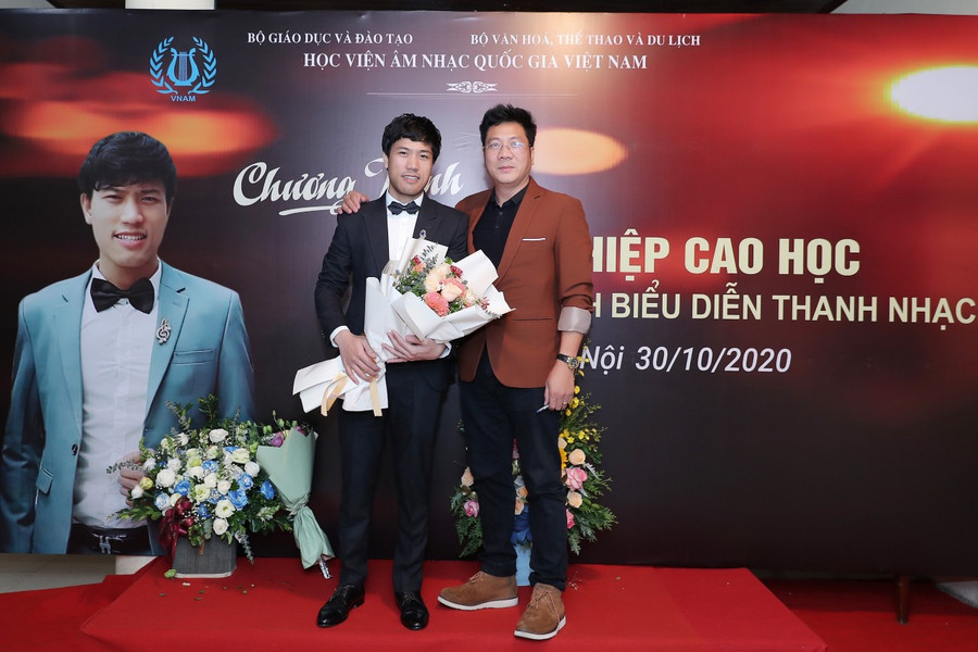 Tác giả Nguyễn Như Hoạch (bìa trái) và NSND Đỗ Quốc Hưng trong lễ bảo vệ luận văn thạc sĩ năm 2020. Ảnh: Nhân vật cung cấp.