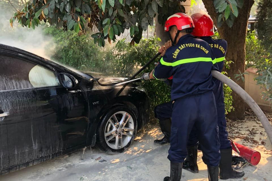 Nhờ phát hiện sớm nên ngọn lửa nhanh chóng được dập tắt. Phòng Cảnh sát PCCC & CNCH Nghệ An. Nhờ phát hiện sớm nên ngọn lửa nhanh chóng được dập tắt. Phòng Cảnh sát PCCC & CNCH Nghệ An.