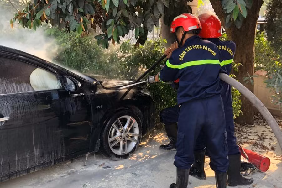 Nhờ phát hiện sớm nên ngọn lửa nhanh chóng được dập tắt. Phòng Cảnh sát PCCC & CNCH Nghệ An. Nhờ phát hiện sớm nên ngọn lửa nhanh chóng được dập tắt. Phòng Cảnh sát PCCC & CNCH Nghệ An.