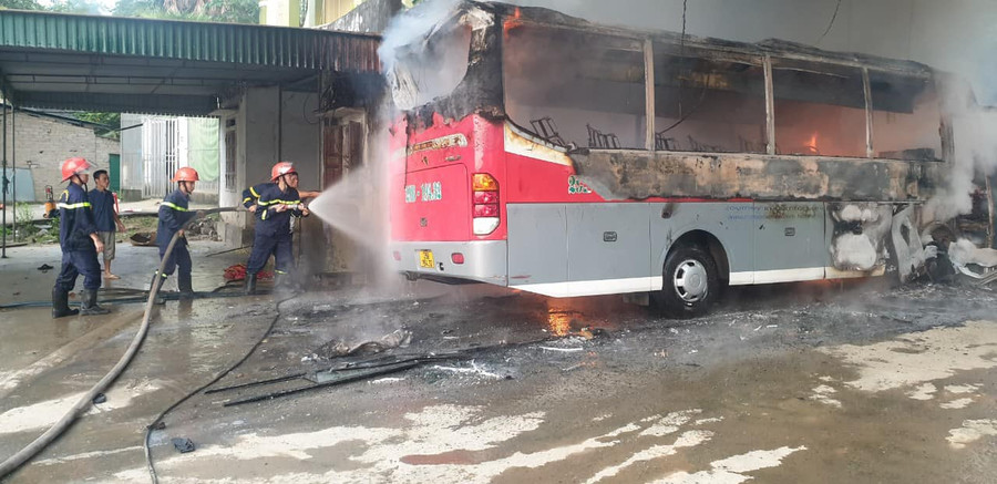 Xe khách bị cháy khi đậu trong gara rửa xe. Ảnh: Phòng Cảnh sát PCCC & CNCH Nghệ An. Xe khách bị cháy khi đậu trong gara rửa xe. Ảnh: Phòng Cảnh sát PCCC & CNCH Nghệ An.