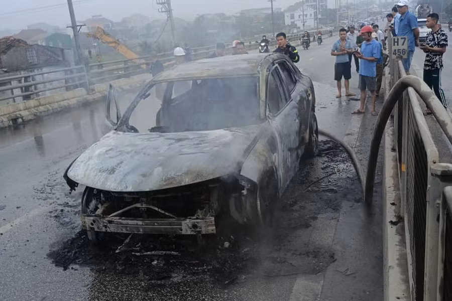 Chiếc xe bị cháy trơ khung. Ảnh: Phòng Cảnh sát PCCC & CNCH Nghệ An. Chiếc xe bị cháy trơ khung. Ảnh: Phòng Cảnh sát PCCC & CNCH Nghệ An.