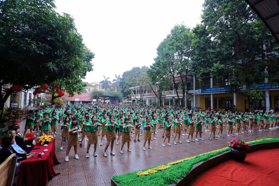 Màn đồng diễn của các em học sinh trường Tiểu học Trưng Vương.