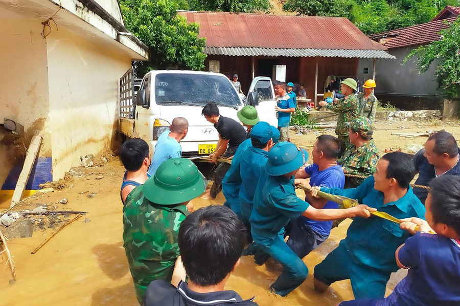 Bộ đội và dân quân tự vệ giải cứu một chiếc xe tải bị lũ cuốn và vùi lấp tại bản Hòa Sơn. Bộ đội và dân quân tự vệ giải cứu một chiếc xe tải bị lũ cuốn và vùi lấp tại bản Hòa Sơn.