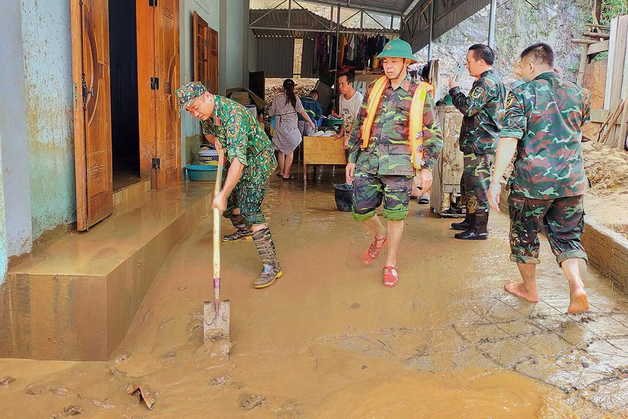 Một ngày sau khi cơn lũ kinh hoàng quét qua, nhiều ngôi nhà ngập trong bùn đất. Một ngày sau khi cơn lũ kinh hoàng quét qua, nhiều ngôi nhà ngập trong bùn đất.