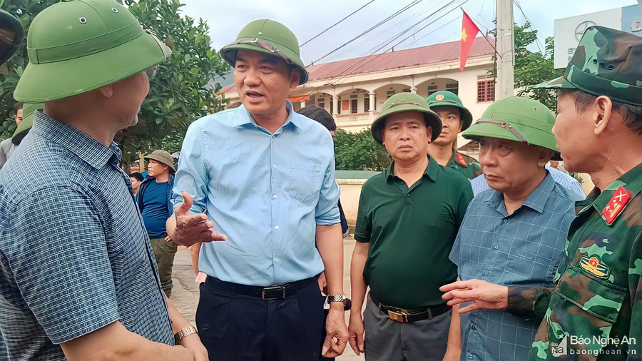 Ông Hoàng Nghĩa Hiếu - Phó Bí thư Tỉnh ủy, Phó Chủ tịch UBND tỉnh Nghệ An kiểm tra tình hình, chỉ đạo khắc phục hậu quả mưa lũ tại huyện Kỳ Sơn. Ảnh: Báo Nghệ An. Ông Hoàng Nghĩa Hiếu - Phó Bí thư Tỉnh ủy, Phó Chủ tịch UBND tỉnh Nghệ An kiểm tra tình hình, chỉ đạo khắc phục hậu quả mưa lũ tại huyện Kỳ Sơn. Ảnh: Báo Nghệ An.