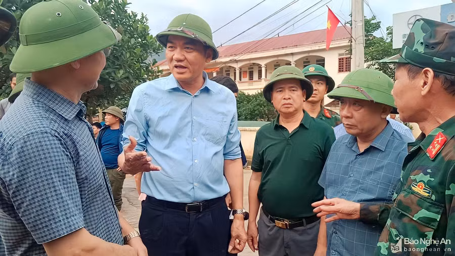 Ông Hoàng Nghĩa Hiếu - Phó Bí thư Tỉnh ủy, Phó Chủ tịch UBND tỉnh Nghệ An kiểm tra tình hình, chỉ đạo khắc phục hậu quả mưa lũ tại huyện Kỳ Sơn. Ảnh: Báo Nghệ An.