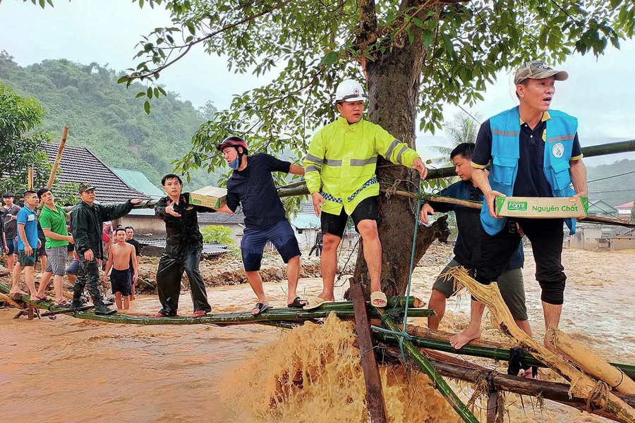 Đường vào bản Sơn Hà, xã Tà Cạ bị chia cắt do nước lũ chảy xiết, lượng lượng chức năng và người dân phải bắc cầu tre để đưa nhu yếu phẩm vào tiếp tế và sơ tán người dân ra ngoài. Đường vào bản Sơn Hà, xã Tà Cạ bị chia cắt do nước lũ chảy xiết, lượng lượng chức năng và người dân phải bắc cầu tre để đưa nhu yếu phẩm vào tiếp tế và sơ tán người dân ra ngoài.