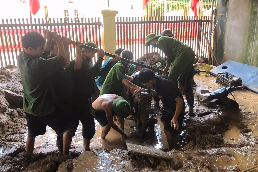 Lực lượng chức năng đang nỗ lực hỗ trợ người dân vớt vát những tài sản còn sót lại.