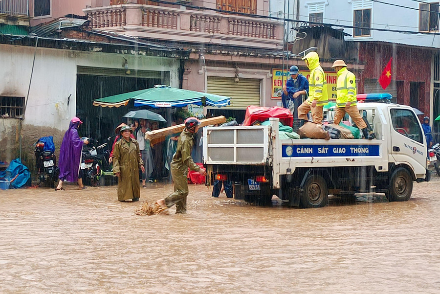 Lực lượng CSGT huyện Kỳ Sơn hỗ trợ người dân di chuyển đồ đạc đến nơi an toàn. Lực lượng CSGT huyện Kỳ Sơn hỗ trợ người dân di chuyển đồ đạc đến nơi an toàn.