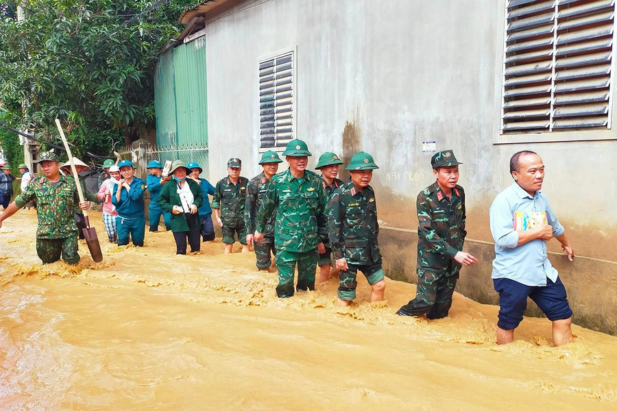 Đoàn công tác của Bộ tư lệnh Quân khu 4 do Thiếu tướng Lê Hồng Nhân - Phó Tư lệnh Quân khu dẫn đầu đi vào 2 bản Sơn Hà và Bình Sơn, xã Tà Cạ đang bị cô lập. Đoàn công tác của Bộ tư lệnh Quân khu 4 do Thiếu tướng Lê Hồng Nhân - Phó Tư lệnh Quân khu dẫn đầu đi vào 2 bản Sơn Hà và Bình Sơn, xã Tà Cạ đang bị cô lập.